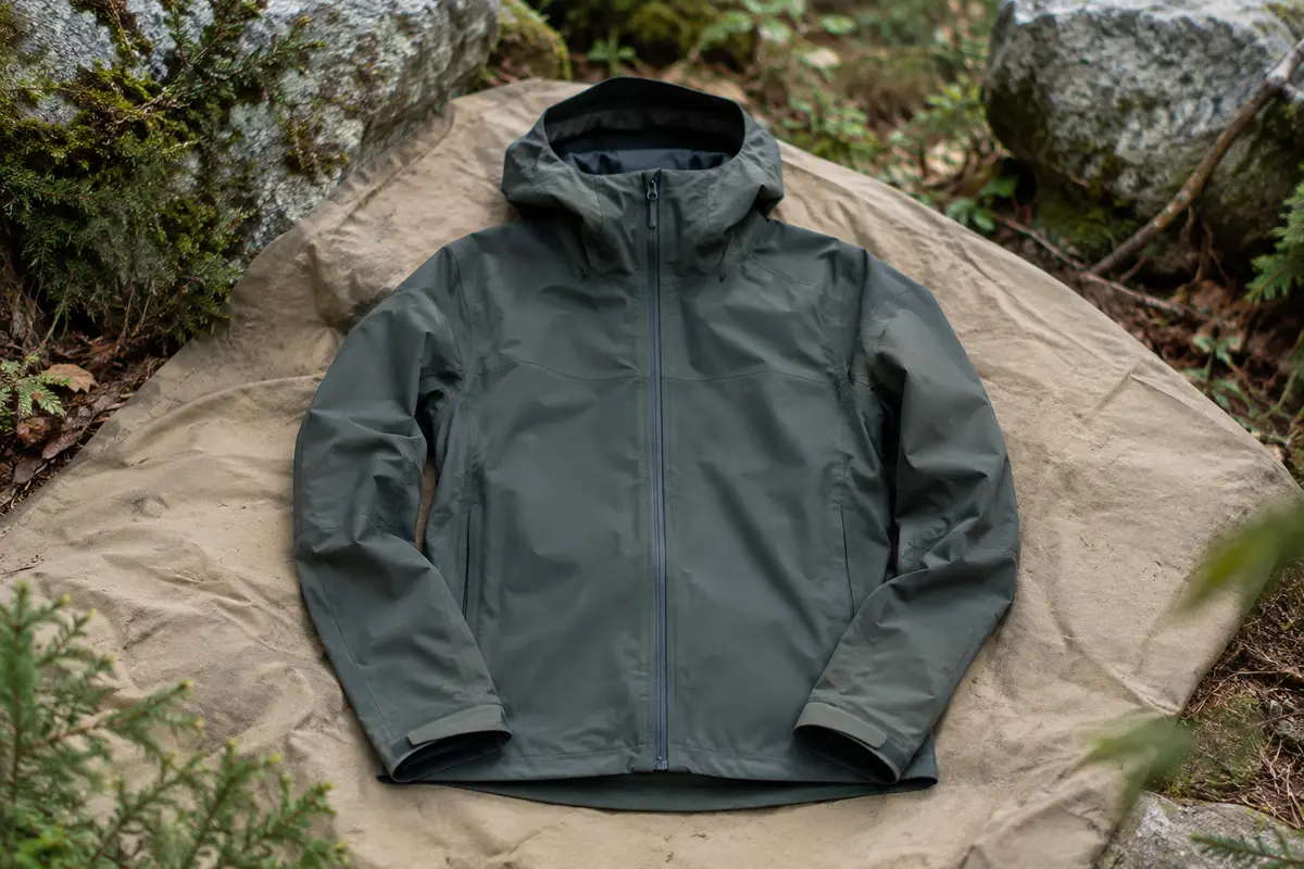 Veste hardshell Salewa pour homme disposée sur une toile dans un sous-bois de montagne