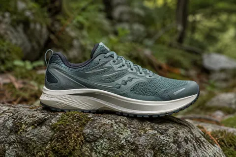 Chaussure de running pour femme à tige synthétique et semelle XT-900 posée dans un sous-bois