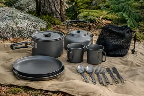 Ensemble de cuisine de camping gris avec casserole, bouilloire, tasses, assiettes et couverts