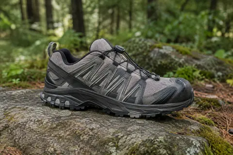 Chaussure basse de trail XA Pro 3D à laçage rapide posée sur une pierre en sous-bois
